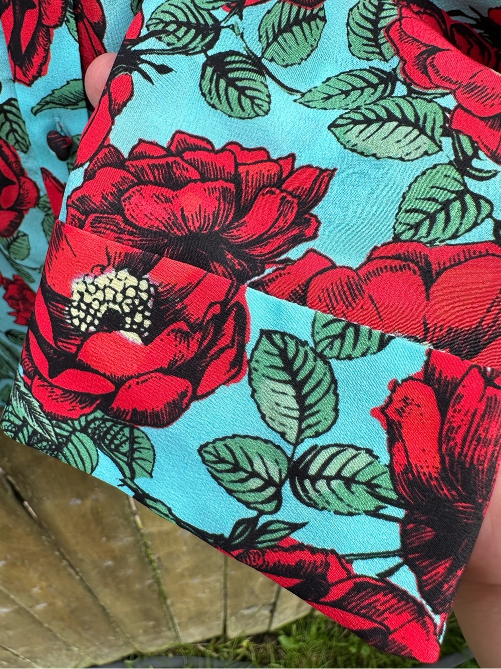 Alice + Olivia 100% Silk Red Poppy Floral Button Front Blouse Aqua Blue Medium - Picture 7 of 12